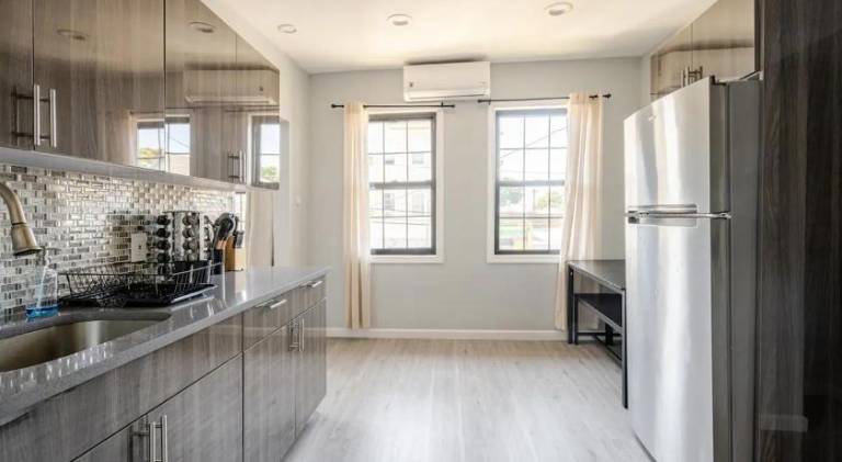 Modern 3-Bdrm Apt in Black Rock — photo 4
