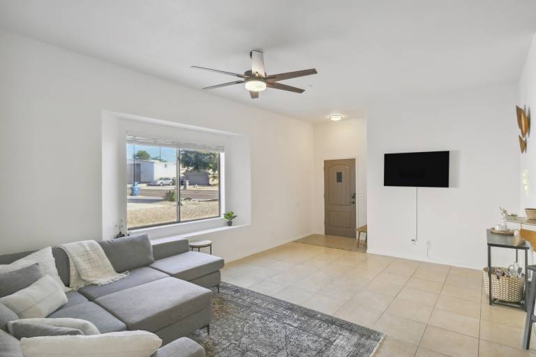 1 Mi to Lake: Airy Home w/ Patio in Lake Havasu! — photo 4