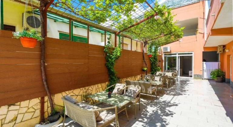 Beautiful apartment with terrace | Close to the beach | Perfect for remote work | Dogs allowed in Brela