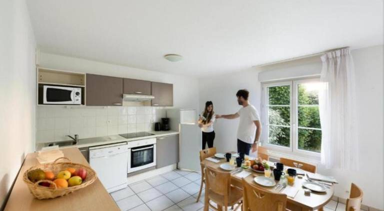 Serviced apartment with pool, patio & garden | Pets are welcome — photo 2