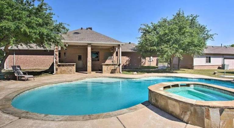 Villa with hot tub & pool in Allen, TX