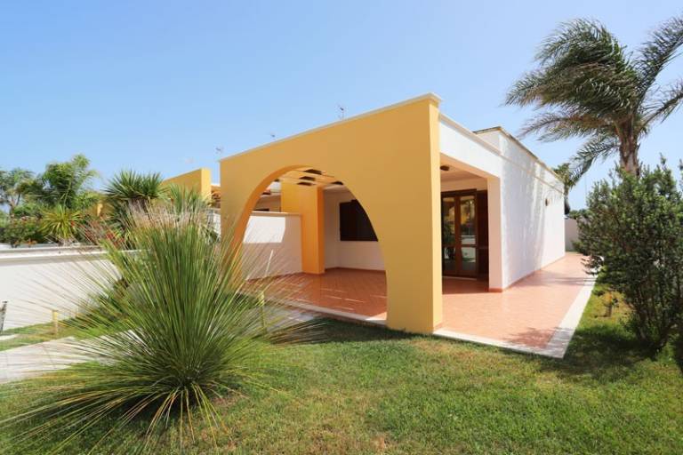 Villa with patio, grill & yard | Garden view — photo 2