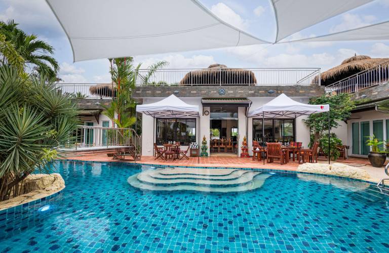 Luxury Poolvilla 6BR lake beachfront @ PhoenixGolf in Chonburi