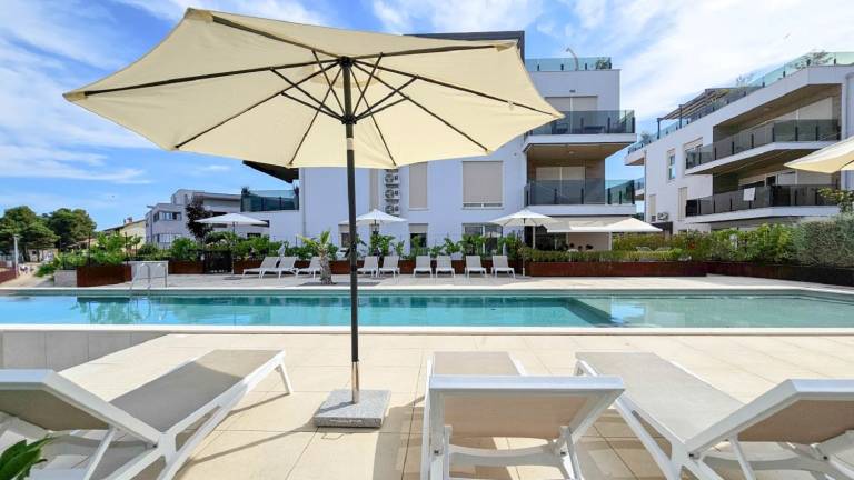 Apartment with pool, garden & terrace | Beach view — photo 3