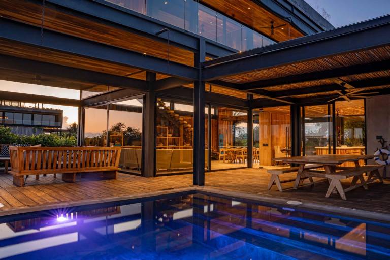 Child-friendly villa with barbeque, pool & yard | Sea view | Pet-friendly in Placencia
