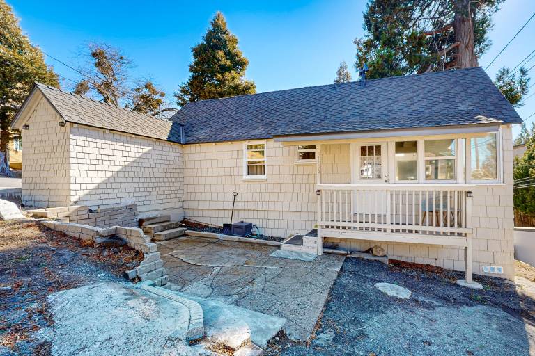 Relaxing Retreat w/ Deck, 1 Mi to Lake Arrowhead! — photo 2