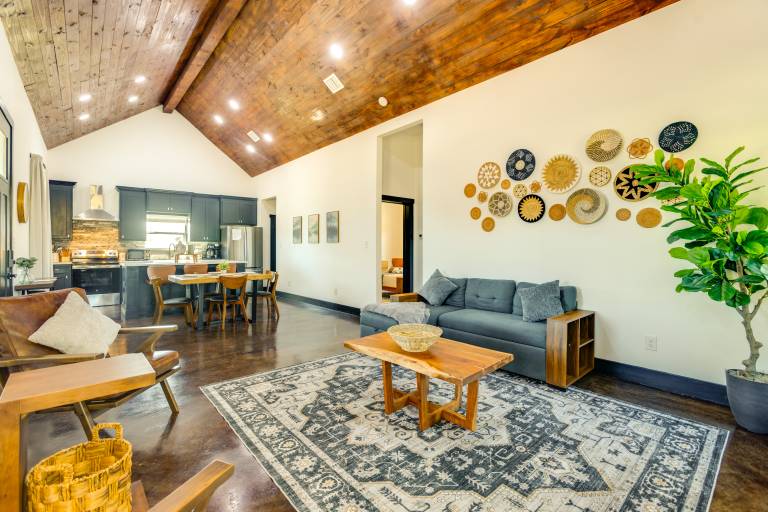 Modern 2BR Near Lake Somerville & Round Top in Burleson, TX