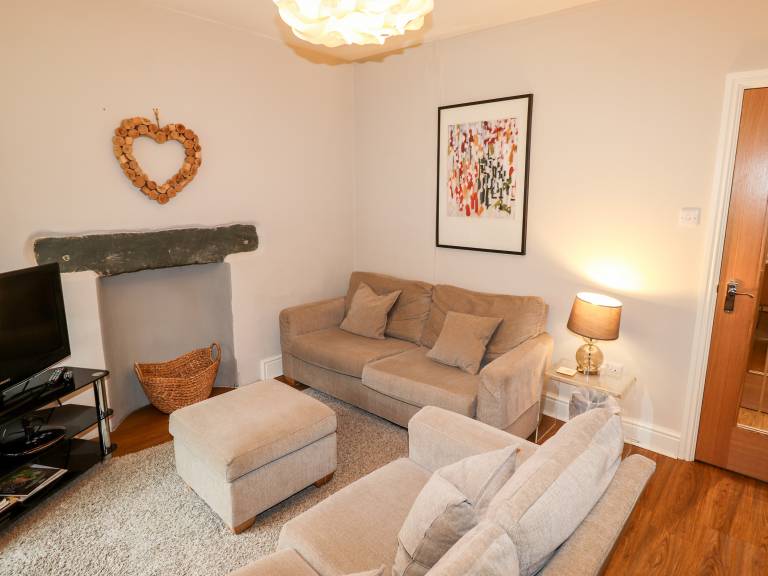 Cottage with garden — photo 4