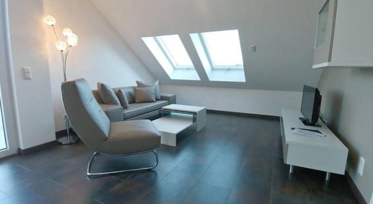 Serviced apartment with garden & patio — photo 3