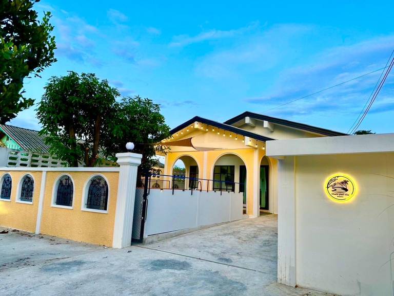 Bungalow with barbecue, yard & private pool | Dogs allowed in Chonburi