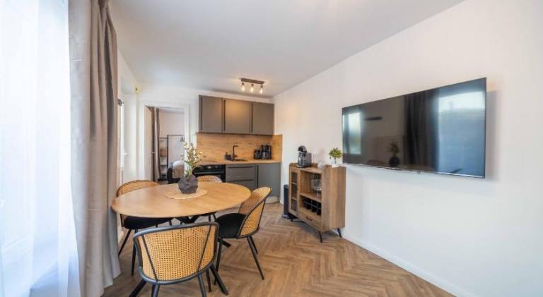Holiday apartment with patio & yard — photo 2