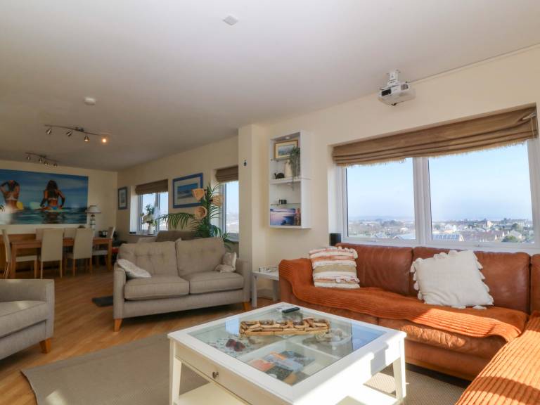 Cottage with terrace & yard | Beach view | Beach nearby | Pets are welcome — photo 3
