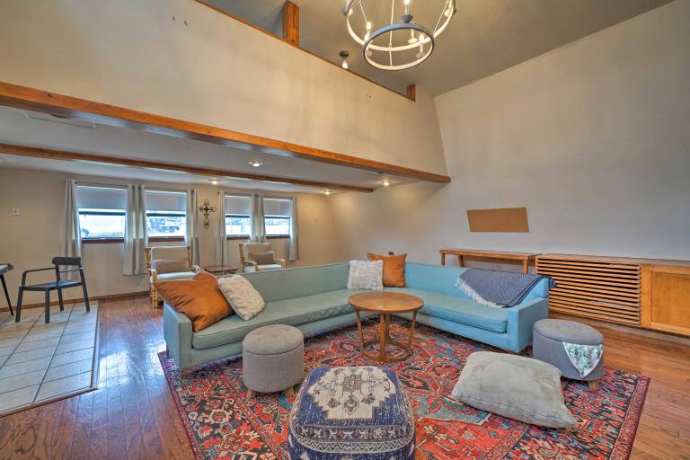 Bohemian Home w/ Screened Porch, 3 Mi to Lake! — photo 5