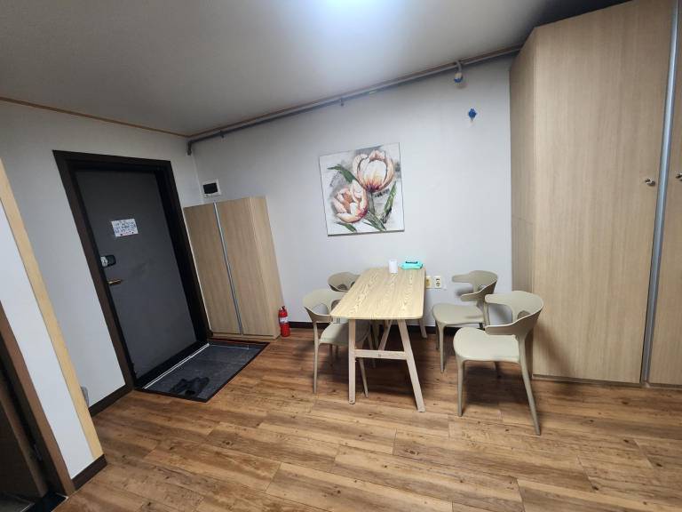 Clean, Very Large Accommodation Suitable for Large Groups -온돌 Spacious 1.5-Room, Bed Included — photo 4