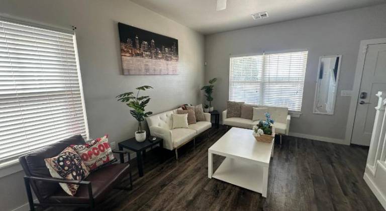 House with 1 room for 8 persons in Edmond, OK