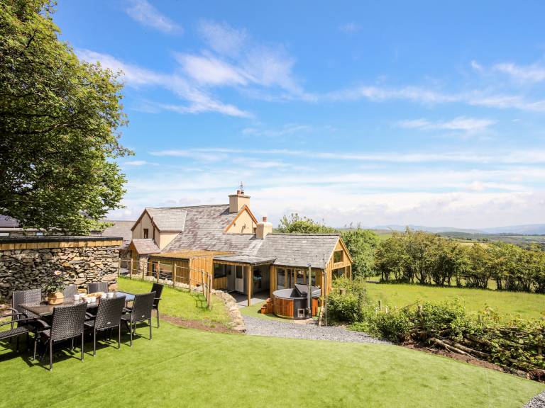 Family-oriented wonderful cottage with grill, yard & hot tub | Pet-friendly in Conwy