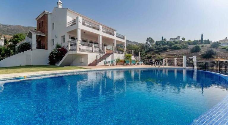 Villa with terrace, yard & private pool — photo 4