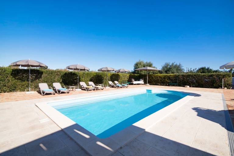 Vacation Home 'Villa Oliva AL - T4' with Mountain Views, Pool, Sunny Terrace, Wi-Fi & A/C in Olhao