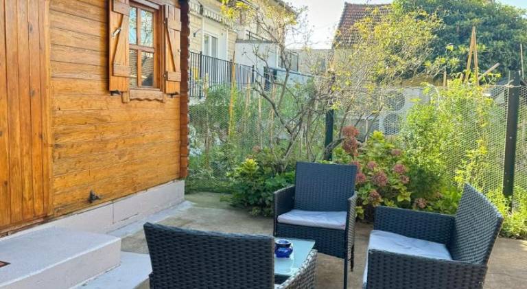 Chalet with yard & terrace — photo 3