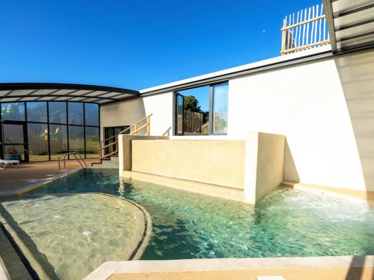 Child-friendly mobile home with patio, BBQ & heated pool | Pets are welcome — photo 3