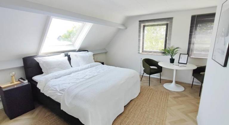 Guesthouse at the Amstel river with 2BR 2BA and garden