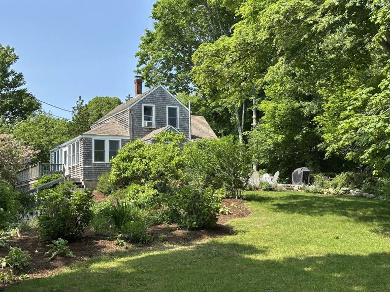 Classic Cape Bungalow less than a mile to Paine's Creek Beach & Dog Friendly! in Massa