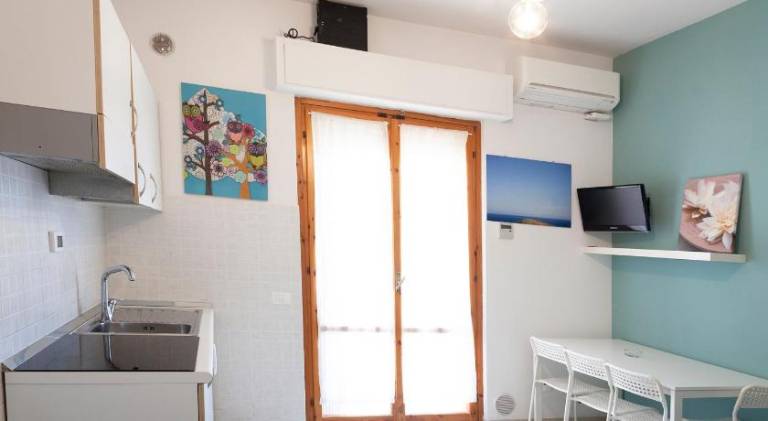 Serviced apartment with yard — photo 4