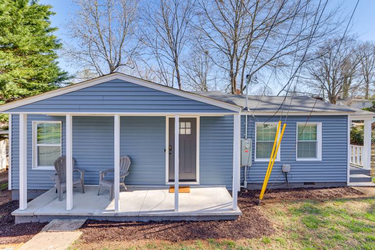 3 Mi to Downtown Greenville Convenient 2BR Home