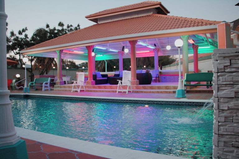 Family-friendly lovely serviced apartment with yard & pool | Pets are welcome — photo 3