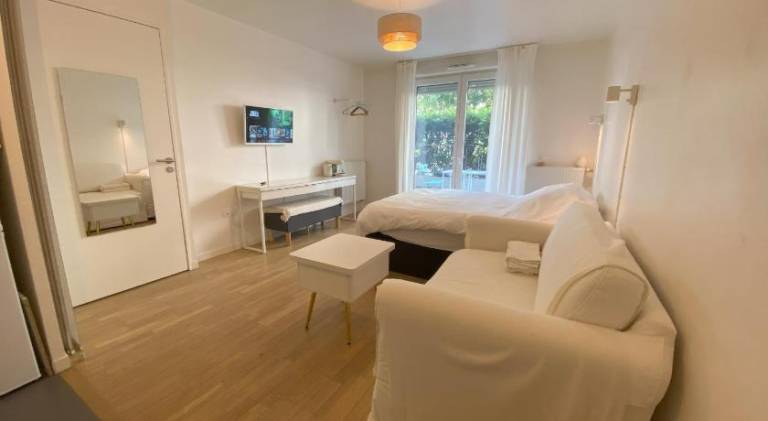 Grande chambre avec cuisine privee in Suresnes