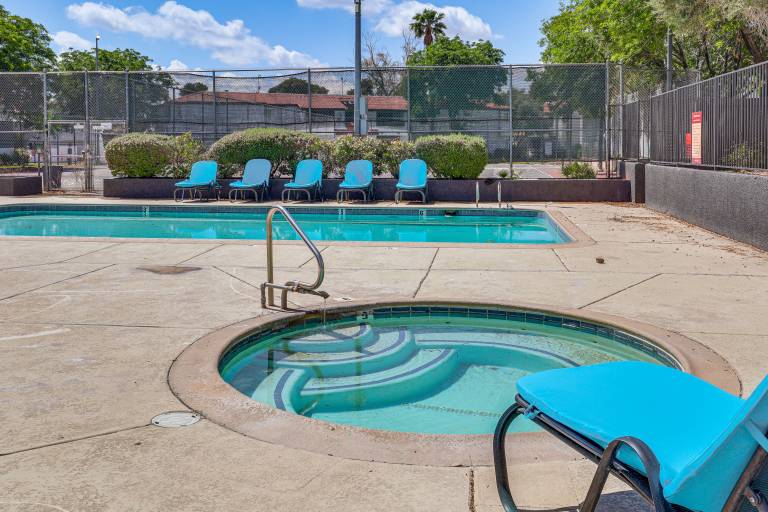 3 Mi to Strip Cozy Condo w Pool Access & Patio