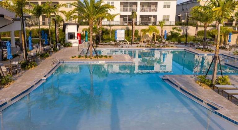 Vacation home with pool — photo 4