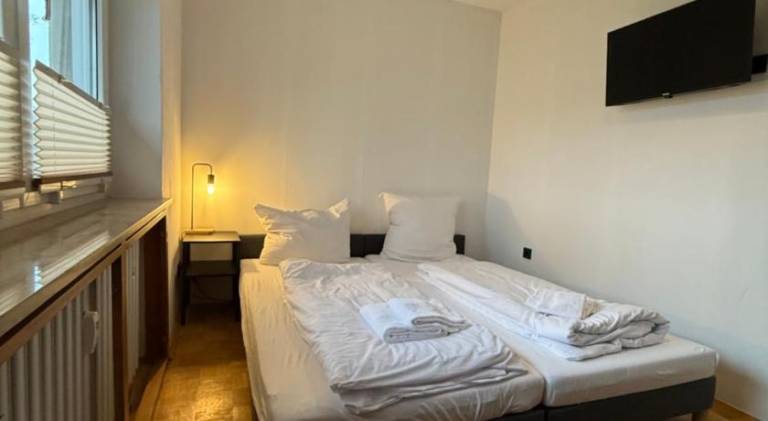 ALL IN APARTMENTS 2141OG 4 Schlafzimmer mit Terrasse, Kuche, Bad, Wurzburg, Versbach in Würzburg