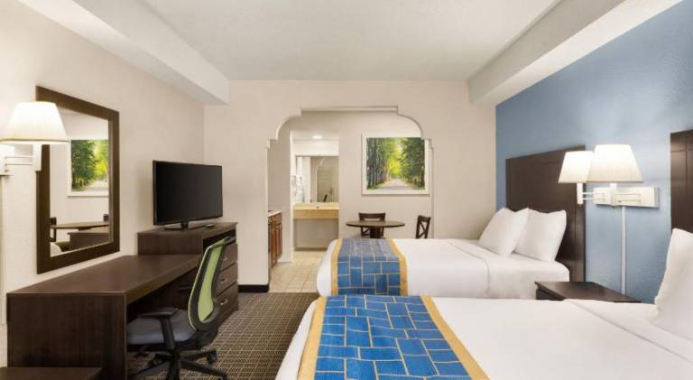 Days Inn & Suites by Wyndham Savannah Midtown — photo 2