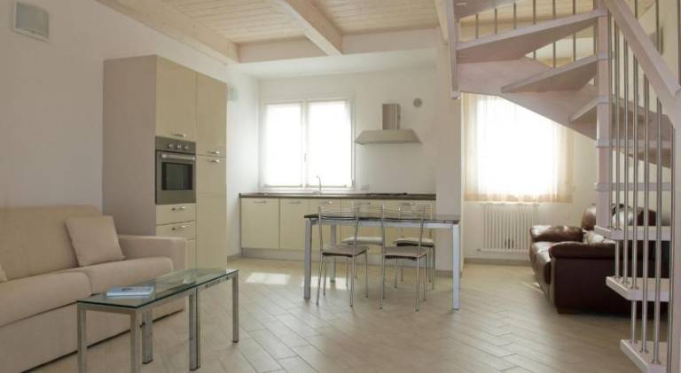 Serviced apartment with yard & patio — photo 2
