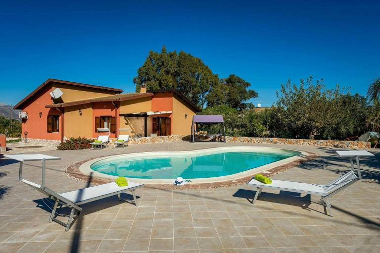 Family-friendly wonderful villa with patio, private pool & BBQ | Pets allowed in Trapani