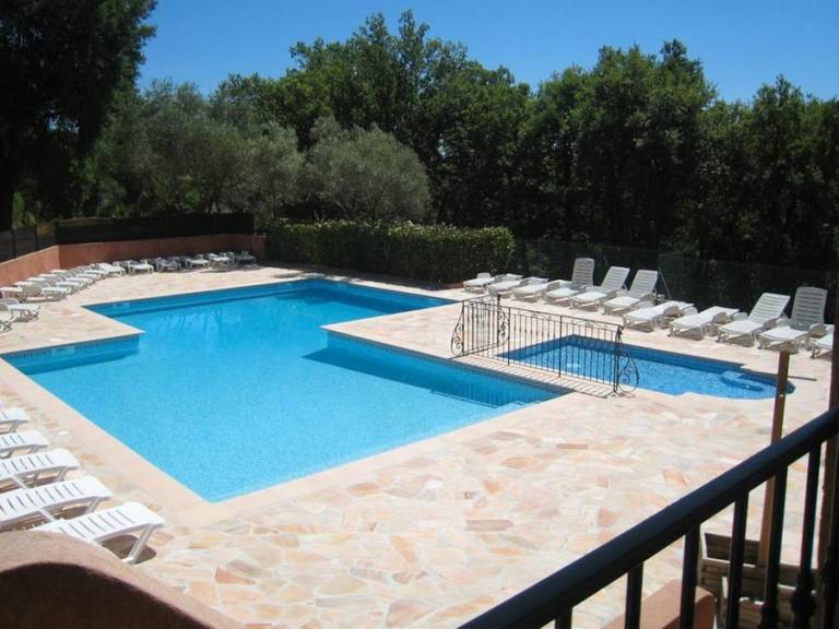 Bungalow with pool & patio — photo 3