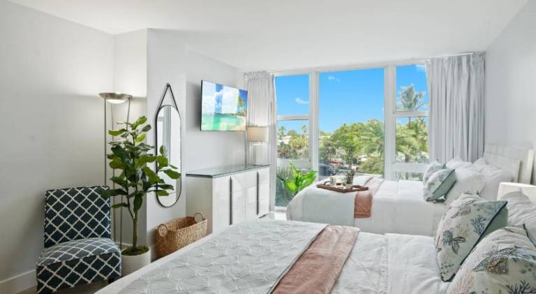 Beach Front 2 Bed Condo - Pool & Tiki Bar in Fort Lauderdale, FL