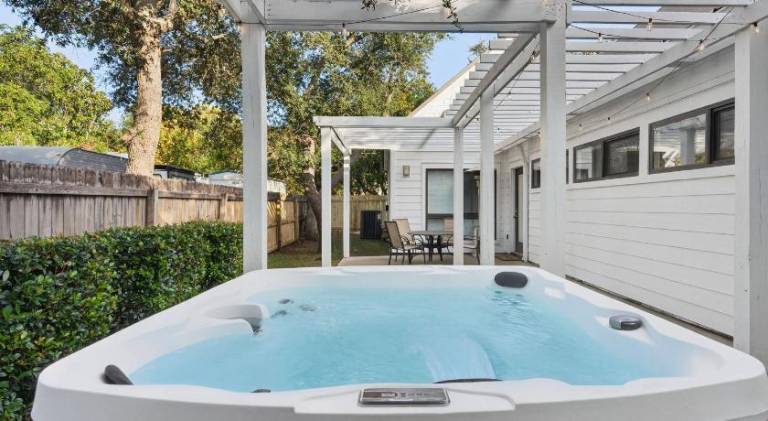 Pelican Retreat by AvantStay 5 MINS TO BEACH Pet Friendly w Pool BBQ — photo 5