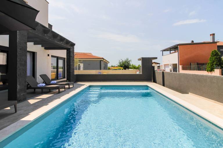 Villa with patio, grill & pool — photo 3