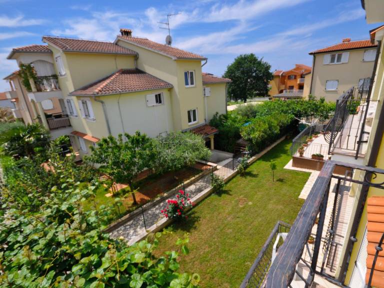 Rental apartment with patio — photo 4