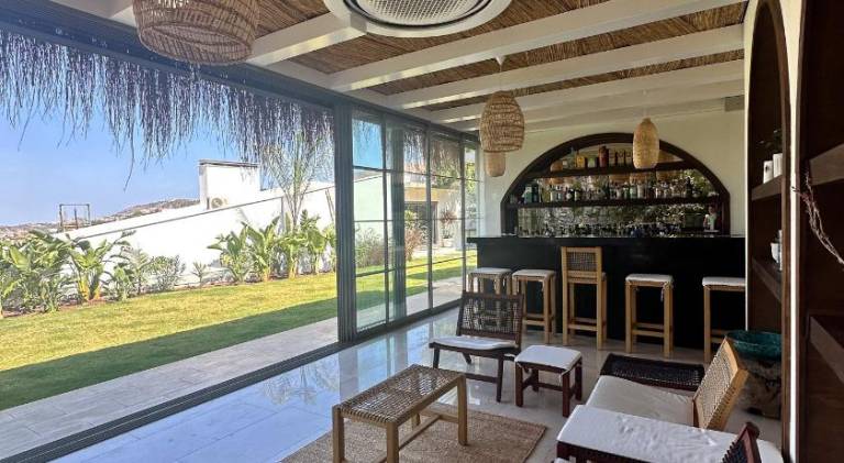 Villa with yard, patio & private pool | Suitable for remote work | Pets are welcome — photo 4