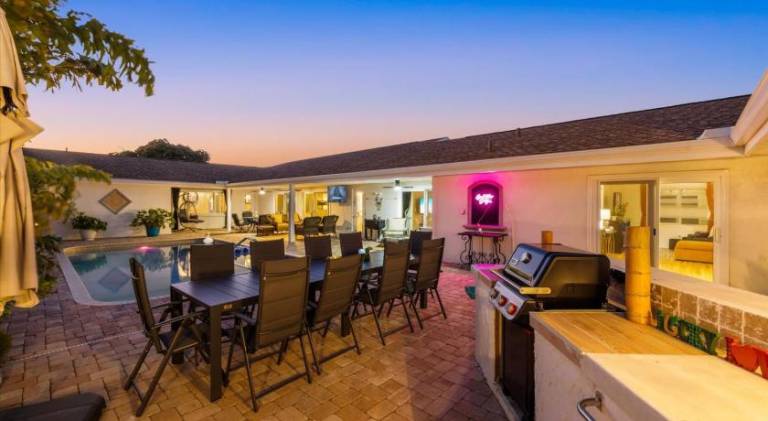 Vacation home with pool — photo 5