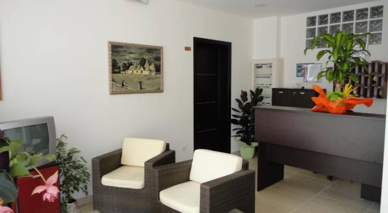 Serviced apartment with patio — photo 2