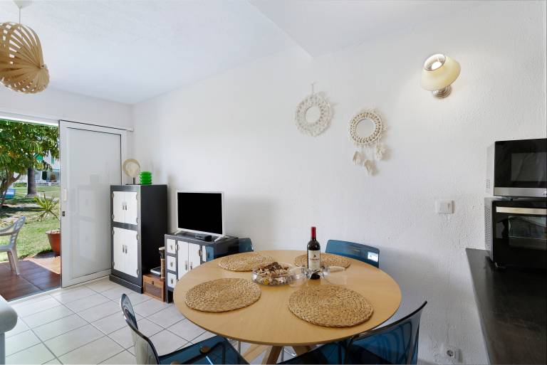 Holiday Home 'Beautiful Beach Bungalow' with Shared Pool, Wi-Fi & Air Conditioning — photo 5