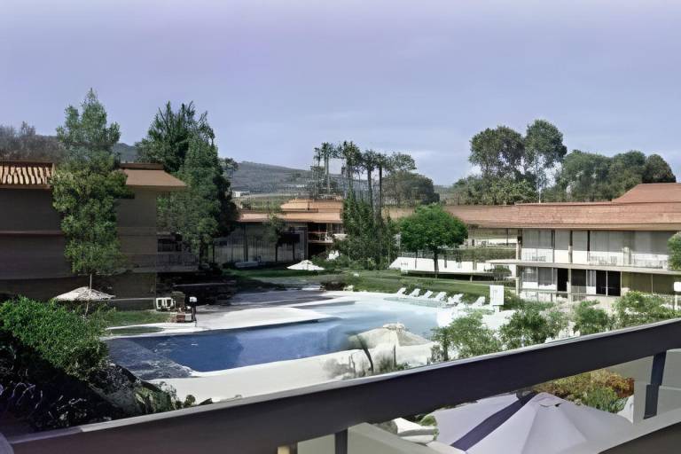 Palm Garden Hotel in Thousand Oaks, CA