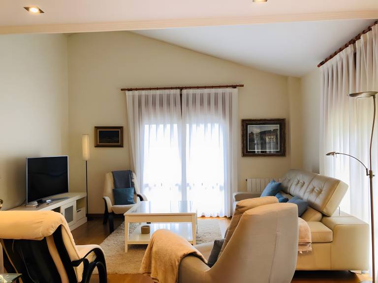 Fully equipped vacation home with grill, fast internet & yard | Mountain view | Beach nearby | Good for workation | Dogs allowed — photo 2