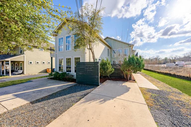 Upstay Stylish 4BR Getaway in Vibrant East Austin