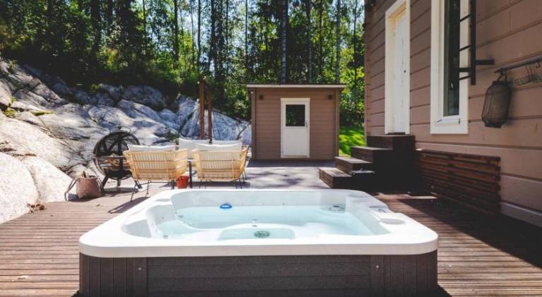 Vacation home with jacuzzi — photo 4