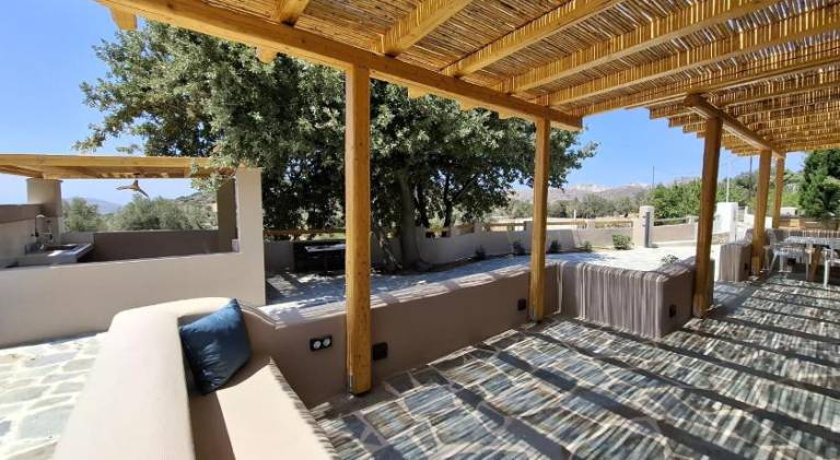 Villa with hot tub, patio & barbeque in Naxos